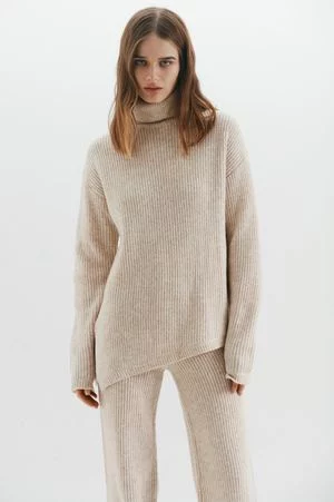 Асимметричный свитер объемного кроя(Асимметричный свитер объемного кроя)
